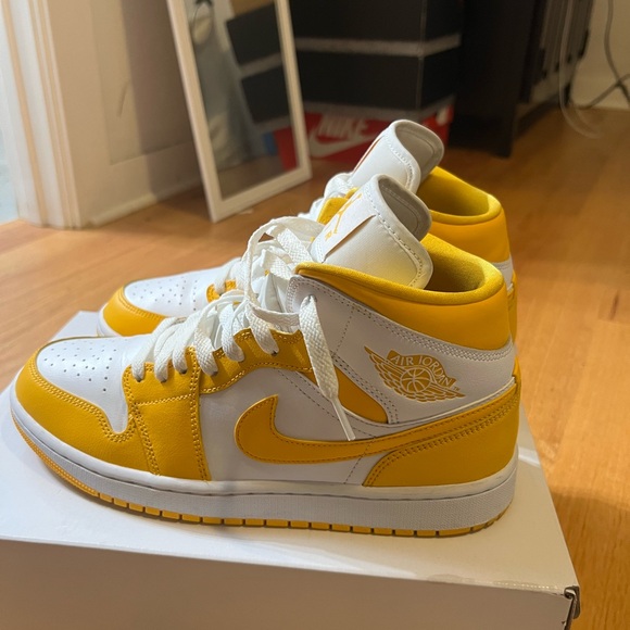 USED 2022 NIKE Wmns Air Jordan 1 Mid 'University Gold - Picture 2 of 7